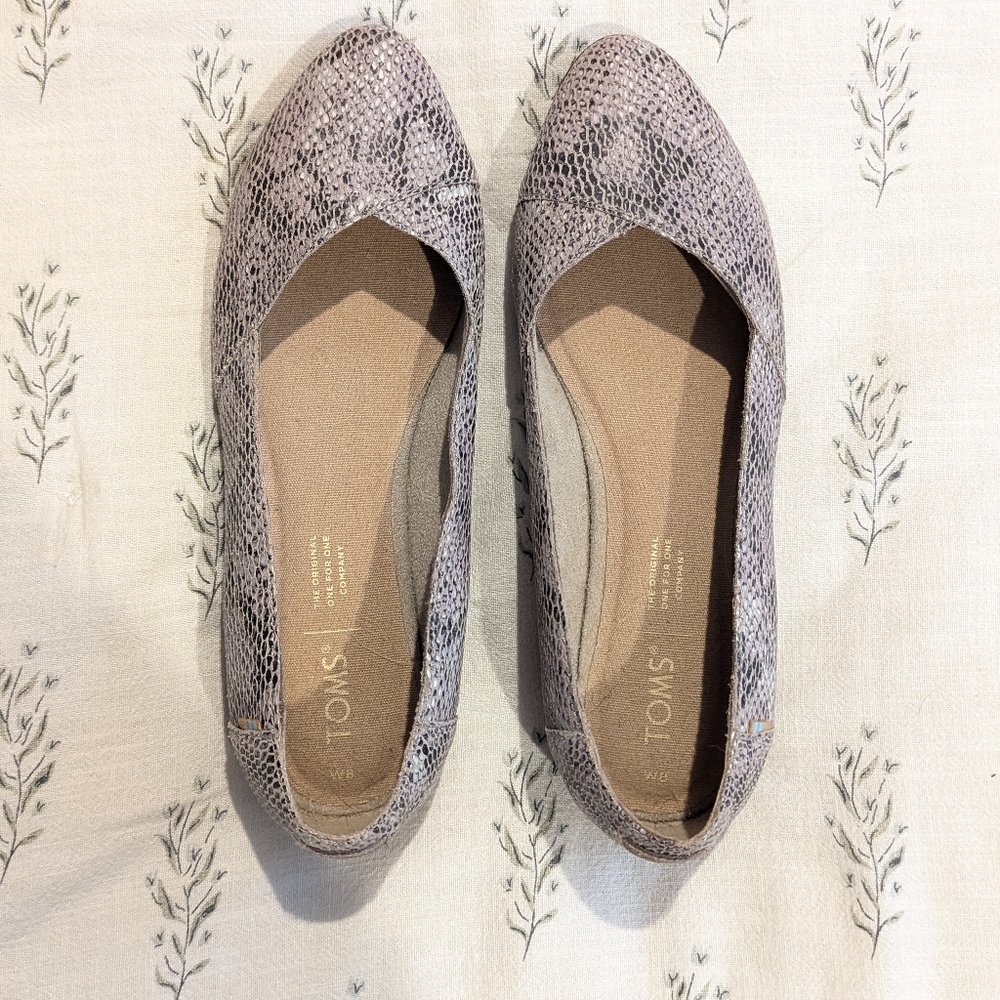NWOT Toms Julie Cobblestone Snake Skin Flats